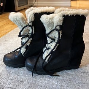 Sorel Joan of Arc ll winter  boots wedge booties size 9 Black w/ shearling trim